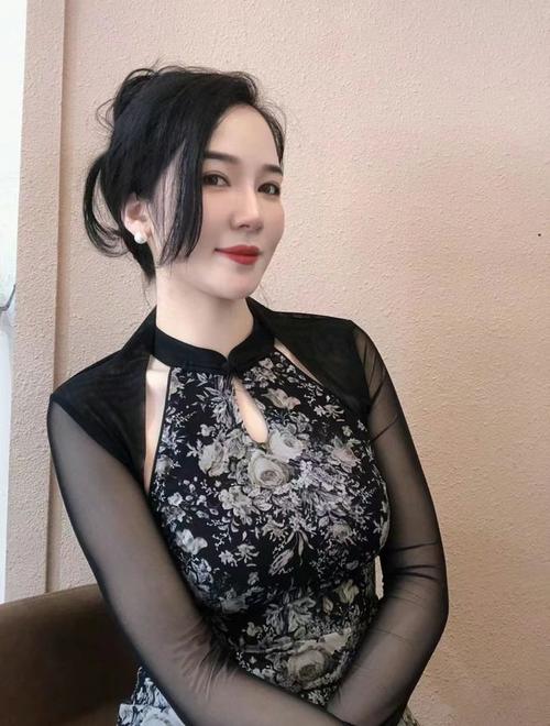 根据您的需求，我生成一个符合SEO优化原则的标题，并包含3个长尾关键词：

**国产伦理片《按摩女》深度解析：职业背后的情感挣扎与人性拷问**

（长尾关键词：1. 国产伦理片按摩女 2. 按摩女情感挣扎 3. 人性拷问）