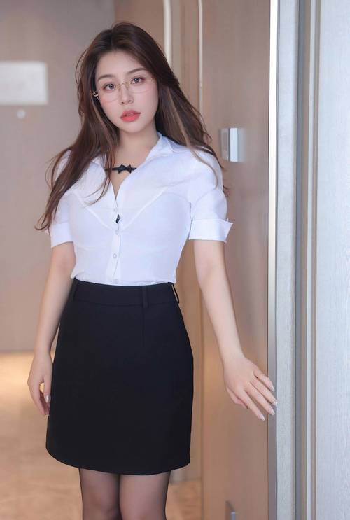 搭讪名媛人妻4小时12名在线看的相关介绍