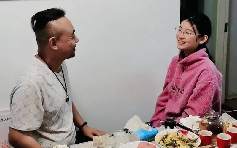 美女双腿白浆的相关介绍
