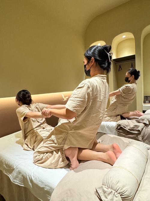 根据您的需求，生成一个包含3个长尾关键词的SEO标题：

**裸体推拿的真相与风险：警惕色情服务陷阱，选择正规推拿按摩的5个关键点**

（长尾关键词：裸体推拿的真相、正规推拿按摩、色情服务陷阱）